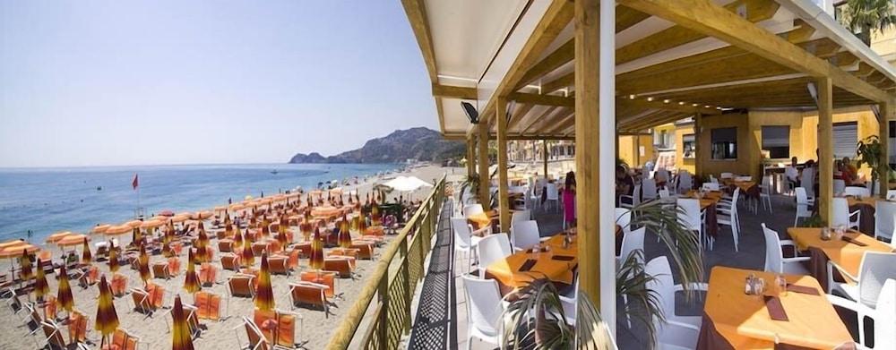 Maniel Beach Hotel Letojanni Eksteriør billede