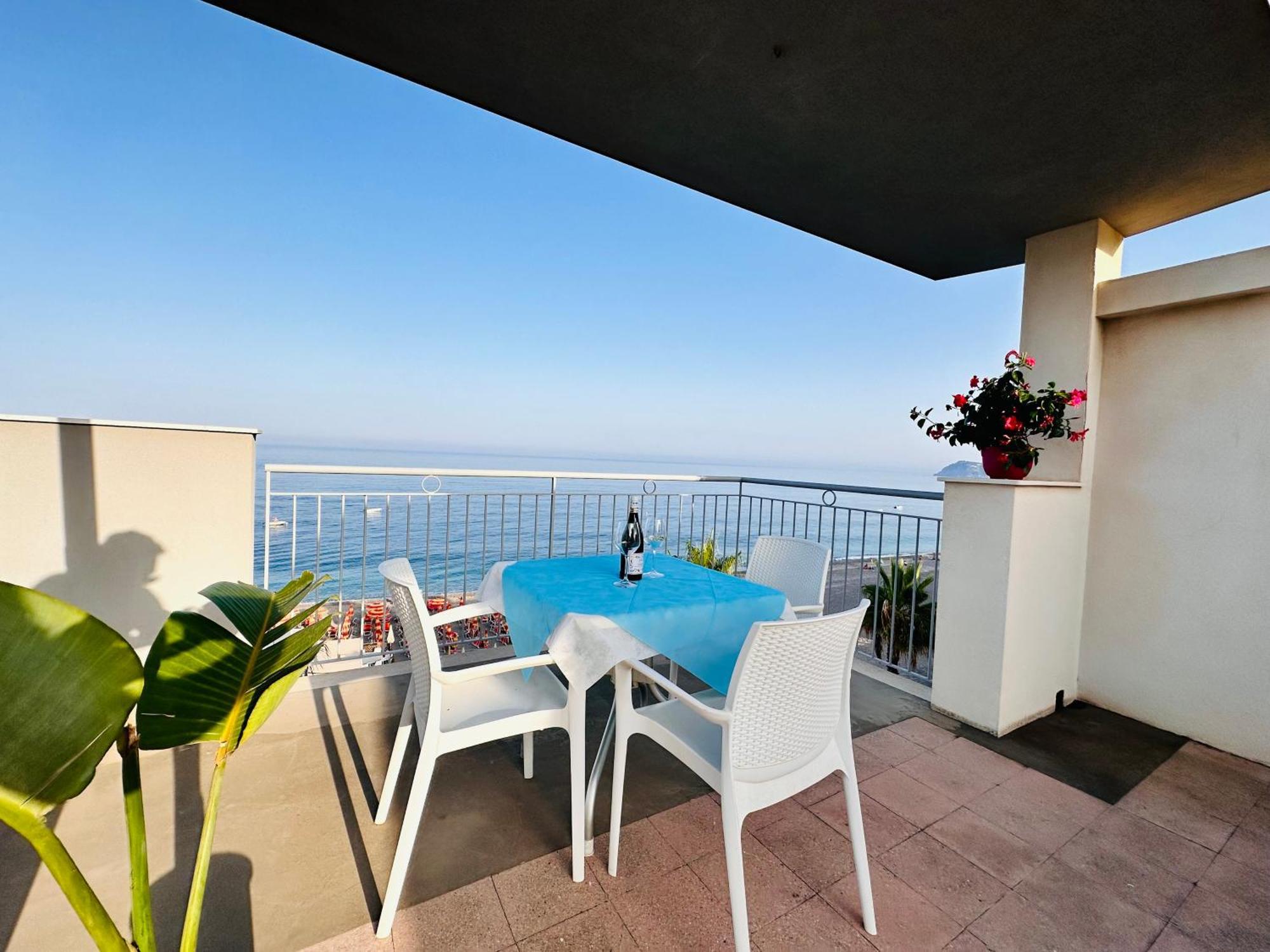 Maniel Beach Hotel Letojanni Eksteriør billede