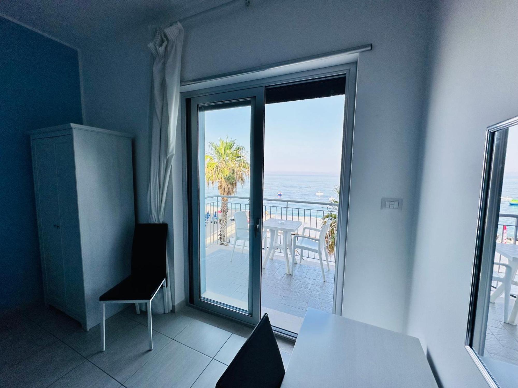 Maniel Beach Hotel Letojanni Eksteriør billede